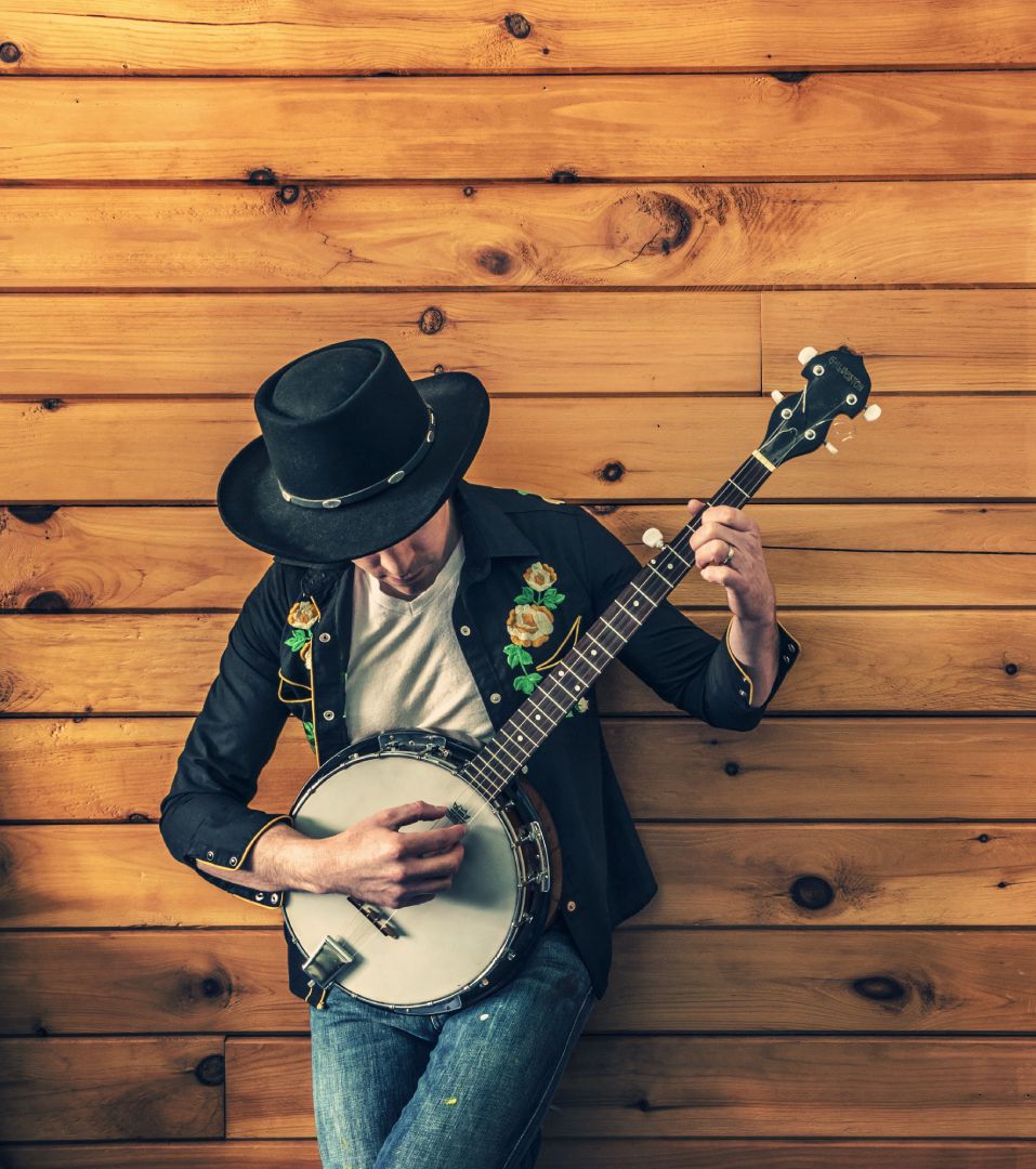 A country song artist with a banjo